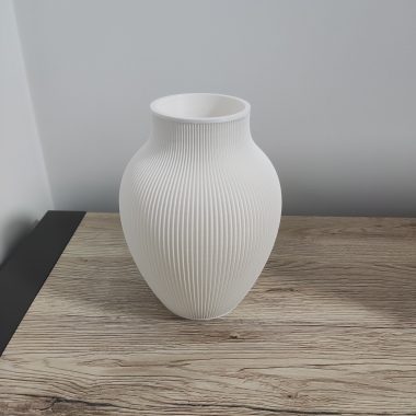 Elegancki biały wazon