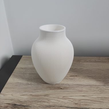 Elegancki biały wazon