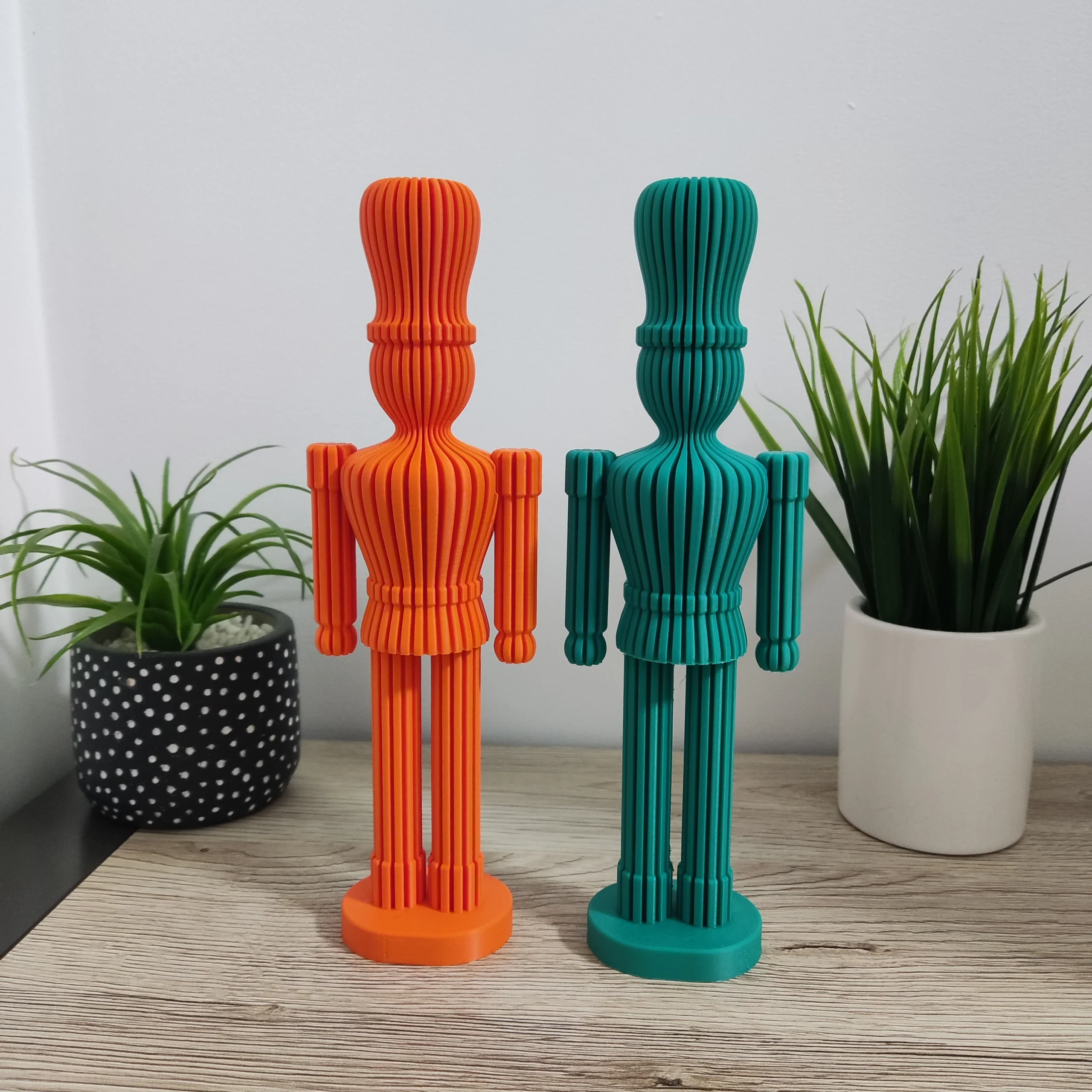 Minimalistyczny dziadek do orzechów, figurka świąteczna