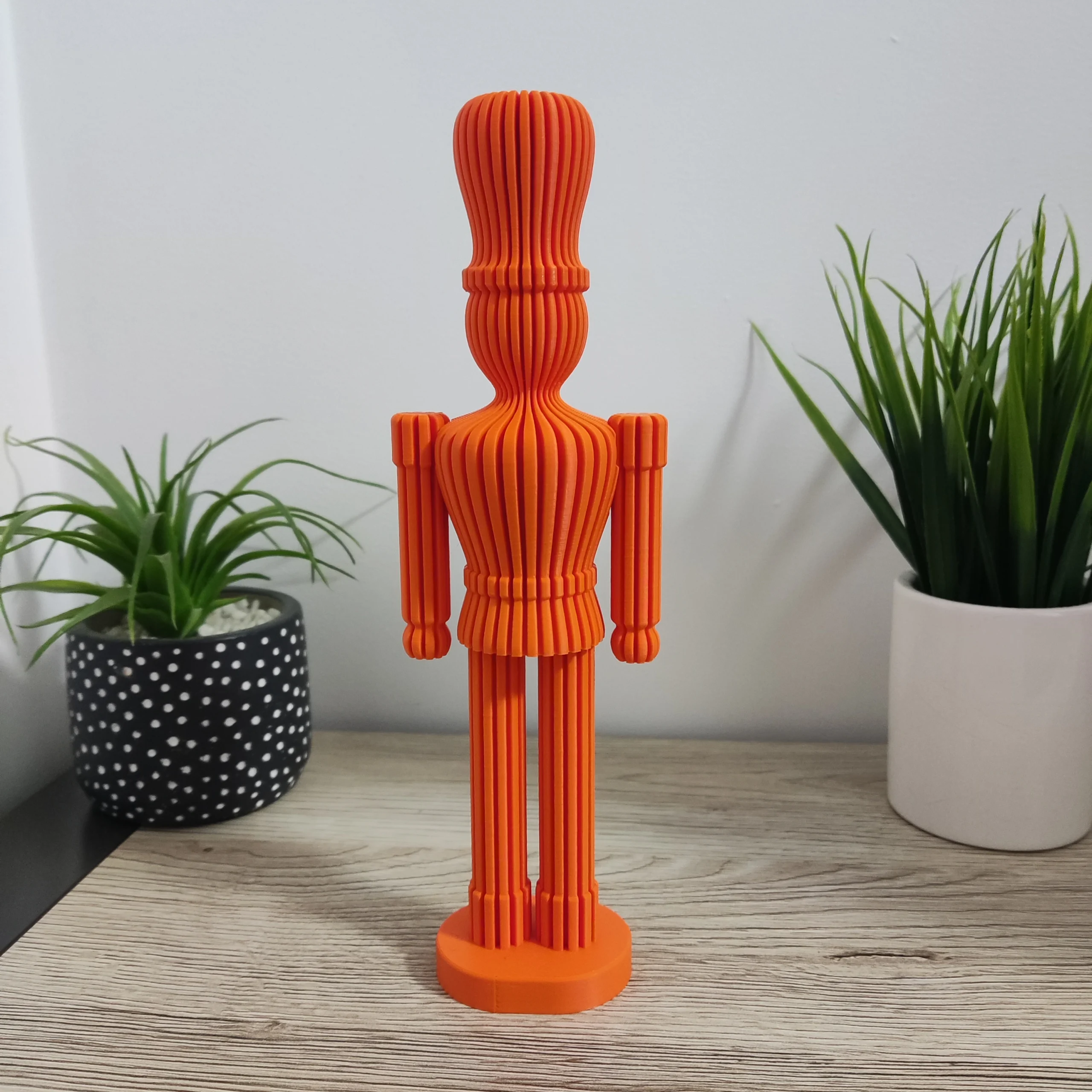 Minimalistyczny dziadek do orzechów, figurka świąteczna